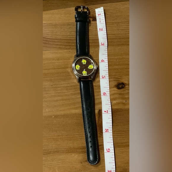 Warner Brothers: Looney Tunes unisex Tweety bird color changing mood watch. - Picture 3 of 7